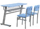 机が付いている二重座席教室の椅子